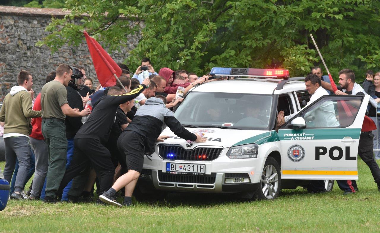 Simulovaný útok na služobné vozidlo